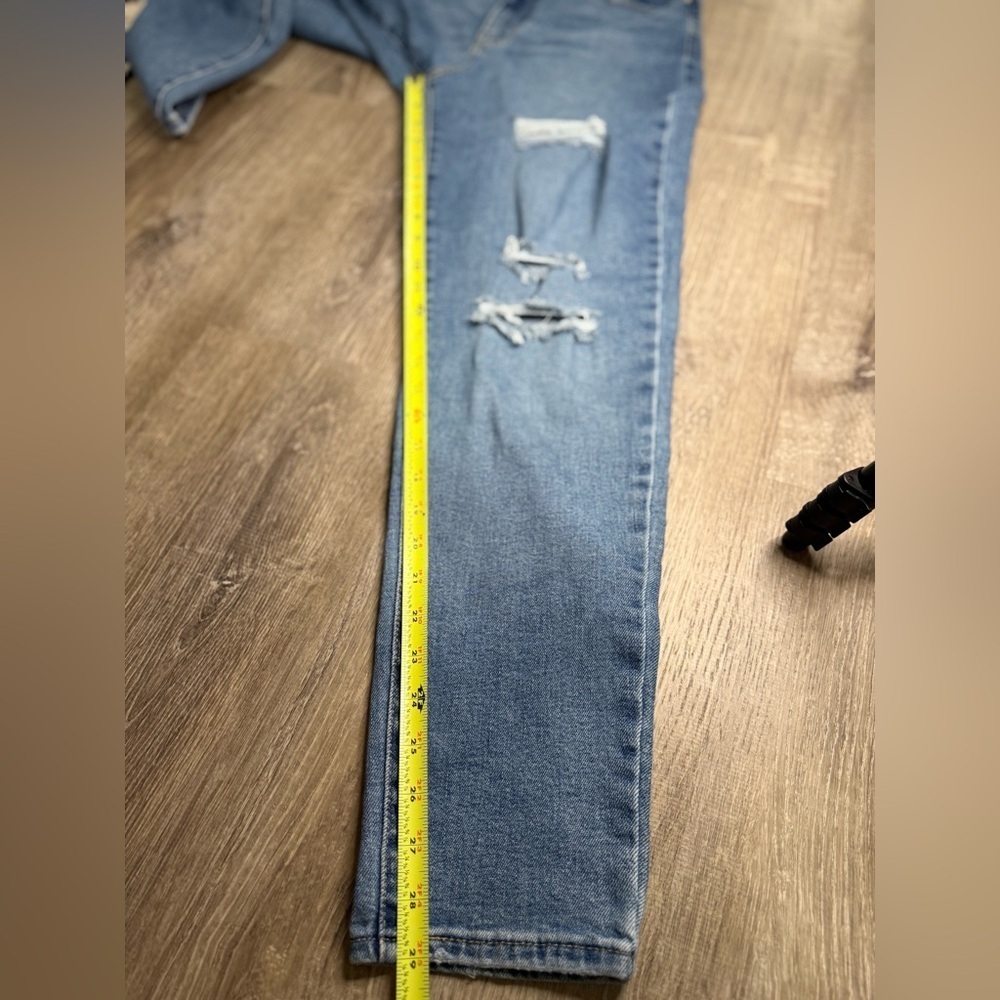 Levi’s Womens 27x29 High Waisted Mom Jeans Medium Wash Distressed Cotton Blend - Picture 8 of 10